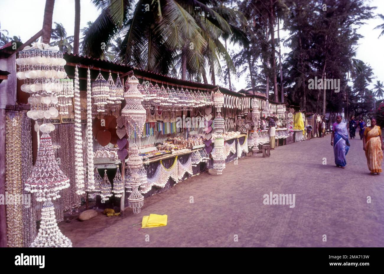 Artigianato in vendita a Kovalam Beach, molto vicino alla capitale Thiruvananthapuram, Kerala, India, Asia Foto Stock