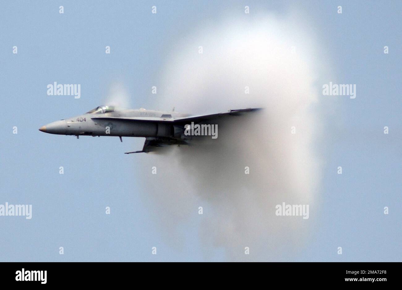 Un corpo marino statunitense (USMC) F/A-18C, Strike Fighter Squadron 195 (VFA-195), Naval Air Station (NAS) Atsugi, Giappone (JPN), rompe la barriera sonora durante il Freedom Through Friendship Air Show presso Osan Air base (AB), Repubblica di Corea (KOR). Base: Osan Air base Nazione: Repubblica di Corea (KOR) Foto Stock