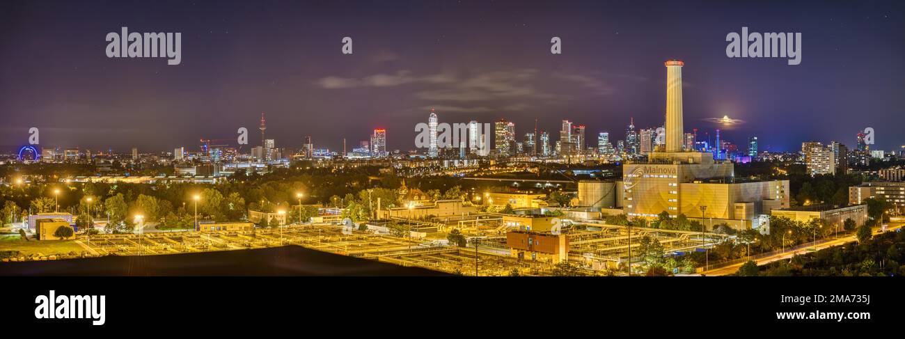 Vista dello skyline di Francoforte di notte, Torre dei fantasmi, Lost Place, Francoforte sul meno, Assia, Germania Foto Stock