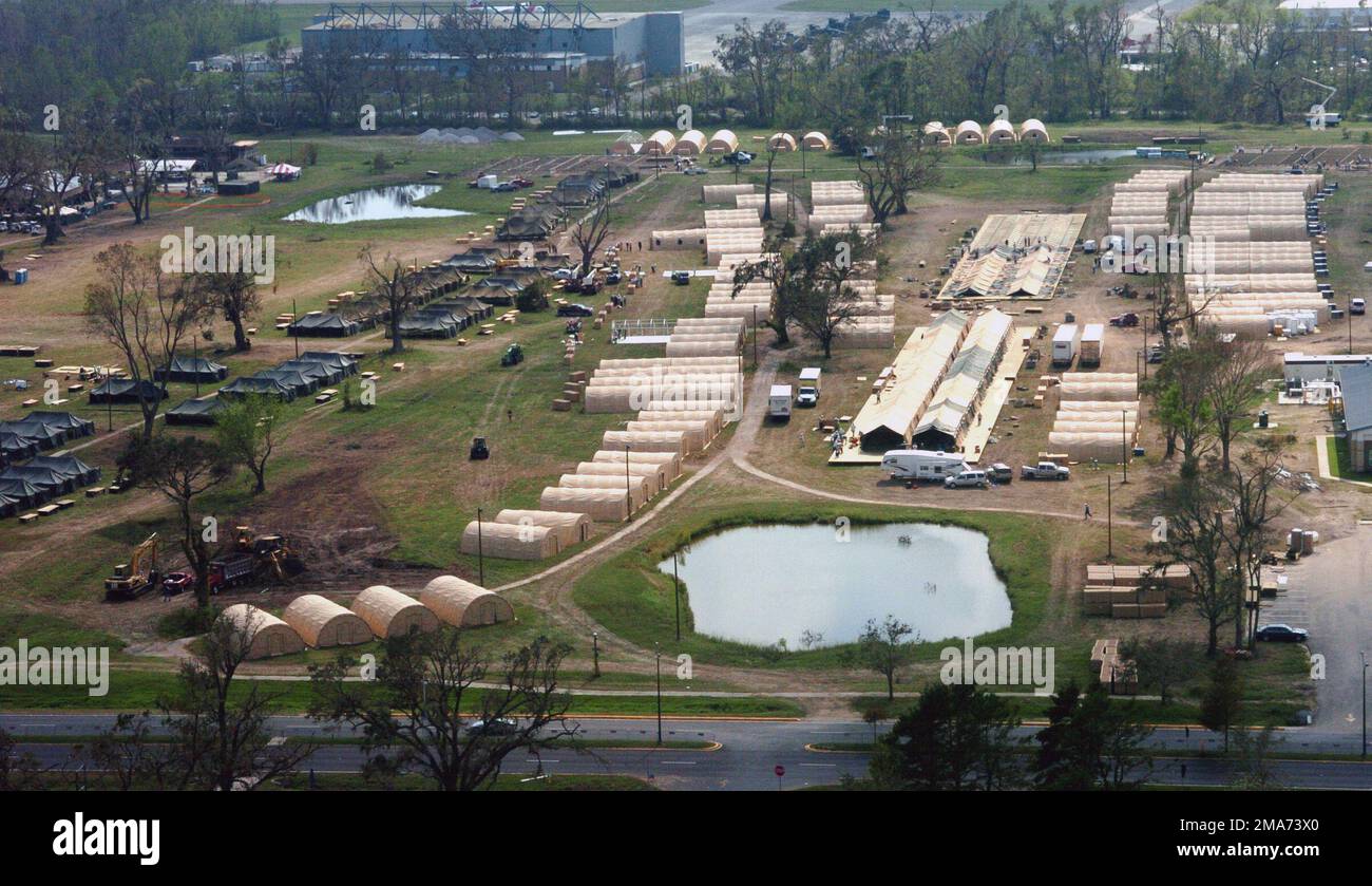 Gli appaltatori civili e la marina statunitense (USN) Seabees ((CB) (Battaglione di costruzione)) assegnato alla Naval Mobile Construction Battaglione 40 (NMCB-40), costruiscono una tenda cittadina per facilitare 7.500 militari e personale della Federal Emergency Management Agency (FEMA) a New Orleans. La partecipazione attiva della Marina alle operazioni di assistenza umanitaria dell'uragano Katrina è guidata dalla Federal Emergency Management Agency (FEMA), in collaborazione con il Dipartimento della Difesa (DoD). (Immagine duplicata, vedere anche DNSD0602452 o cercare 050913N9712C001). Base: New Orleans Stato: Louisiana (LA) Paese: Stati Uniti d'America Foto Stock