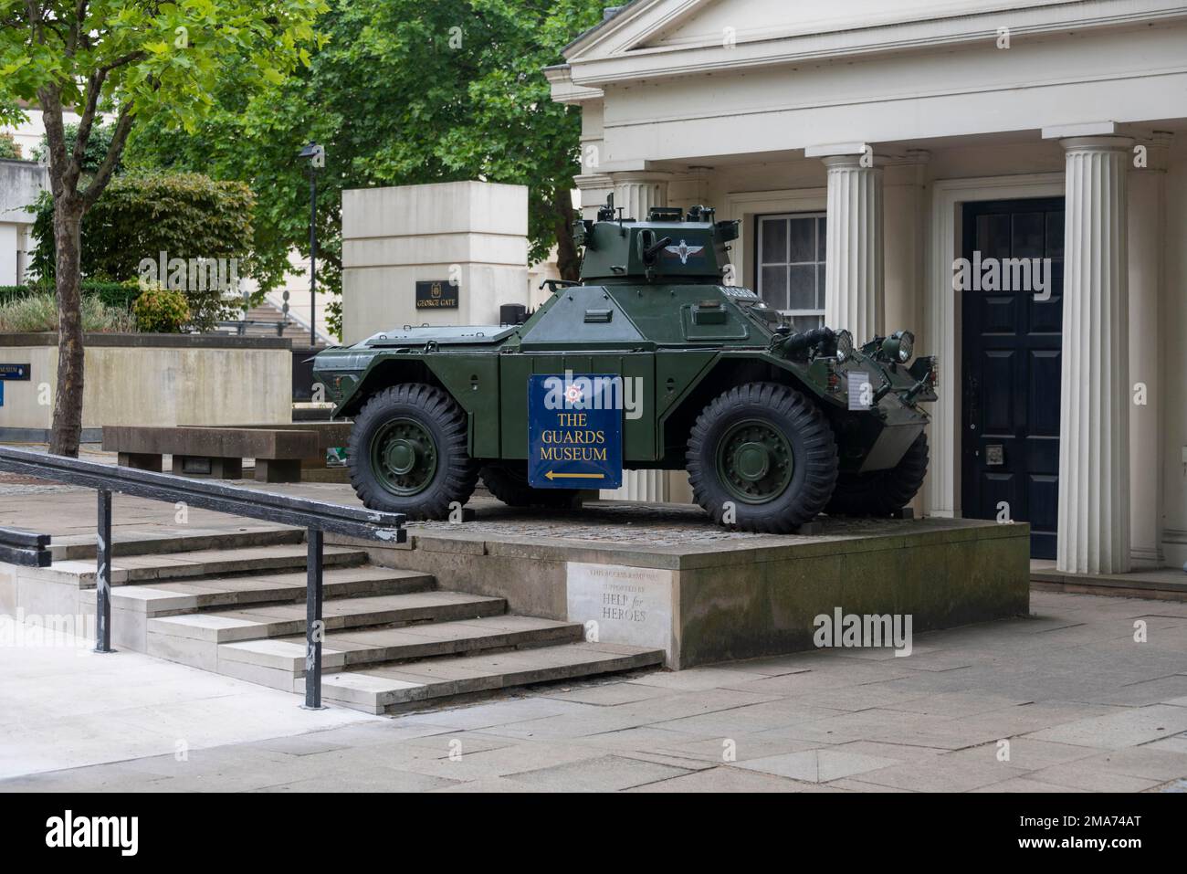 Veicolo blindato, ingresso al Royal Guards Museum, al Guards Museum, Londra, Inghilterra, Regno Unito Foto Stock