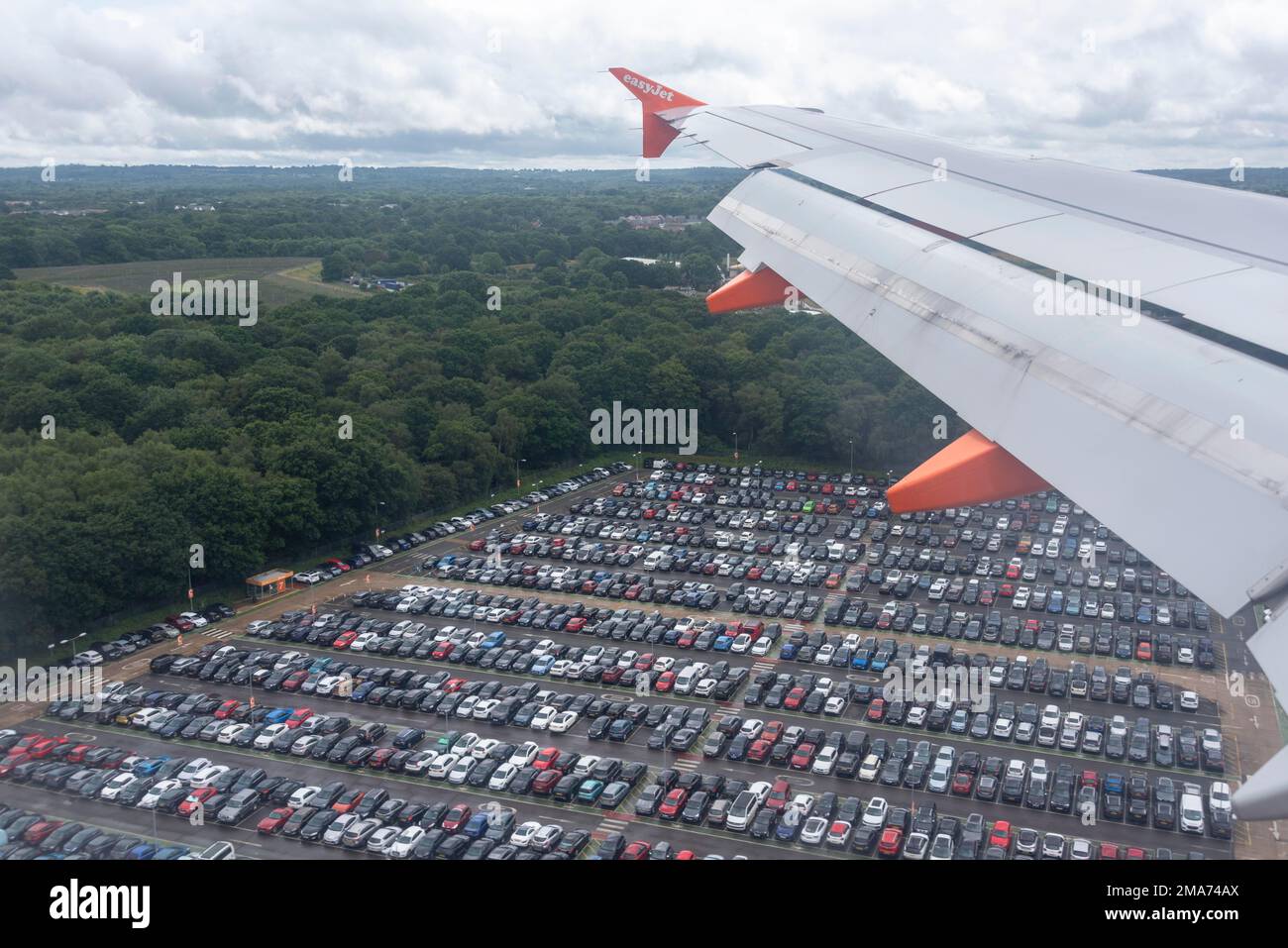 Aeromobili passeggeri in avvicinamento, Airbus, easyJet, incluso parcheggio presso l'aeroporto Gatwick di Londra, Londra, Inghilterra, Regno Unito Foto Stock
