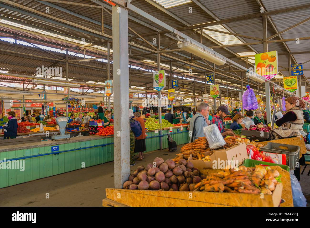 Kaliningrad mercato centrale, bancarelle, commercianti, cibo, frutta, Ortaggi, patate, carote, persone, Kaliningrad, Kaliningrad Oblast, Russia Foto Stock