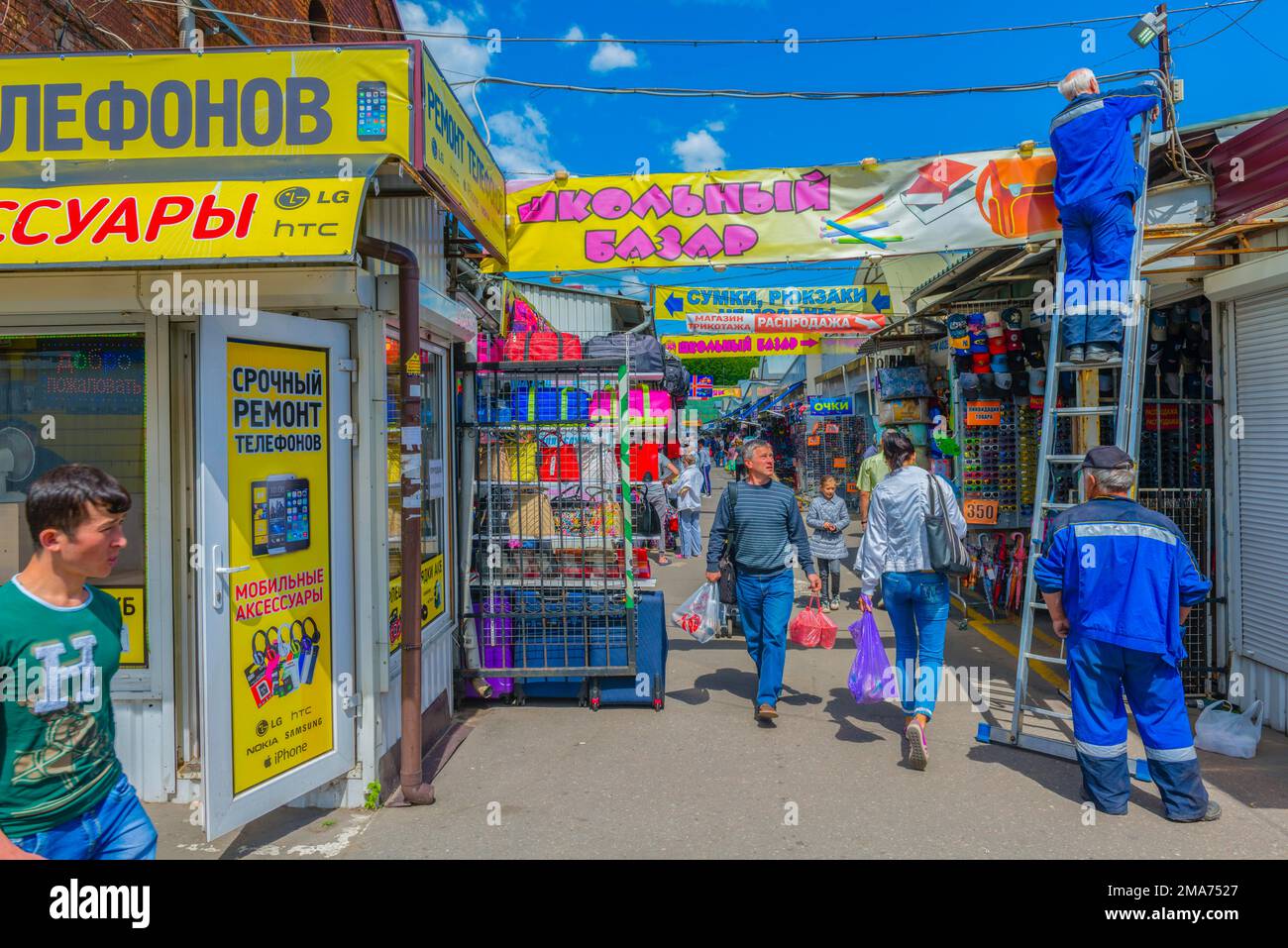 Mercato all'aperto, bancarelle, tecnologia, linea elettrica, riparazione, elettricista, scala, beni per la casa, persone, pubblicità, Kaliningrad, Kaliningrad Oblast Foto Stock