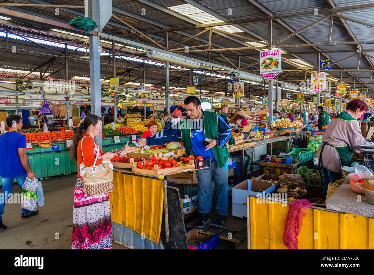 Kaliningrad mercato centrale, bancarelle, commercianti, cibo, frutta, Ortaggi, pomodori, peperoni, persone, Kaliningrad, Kaliningrad Oblast, Russia Foto Stock