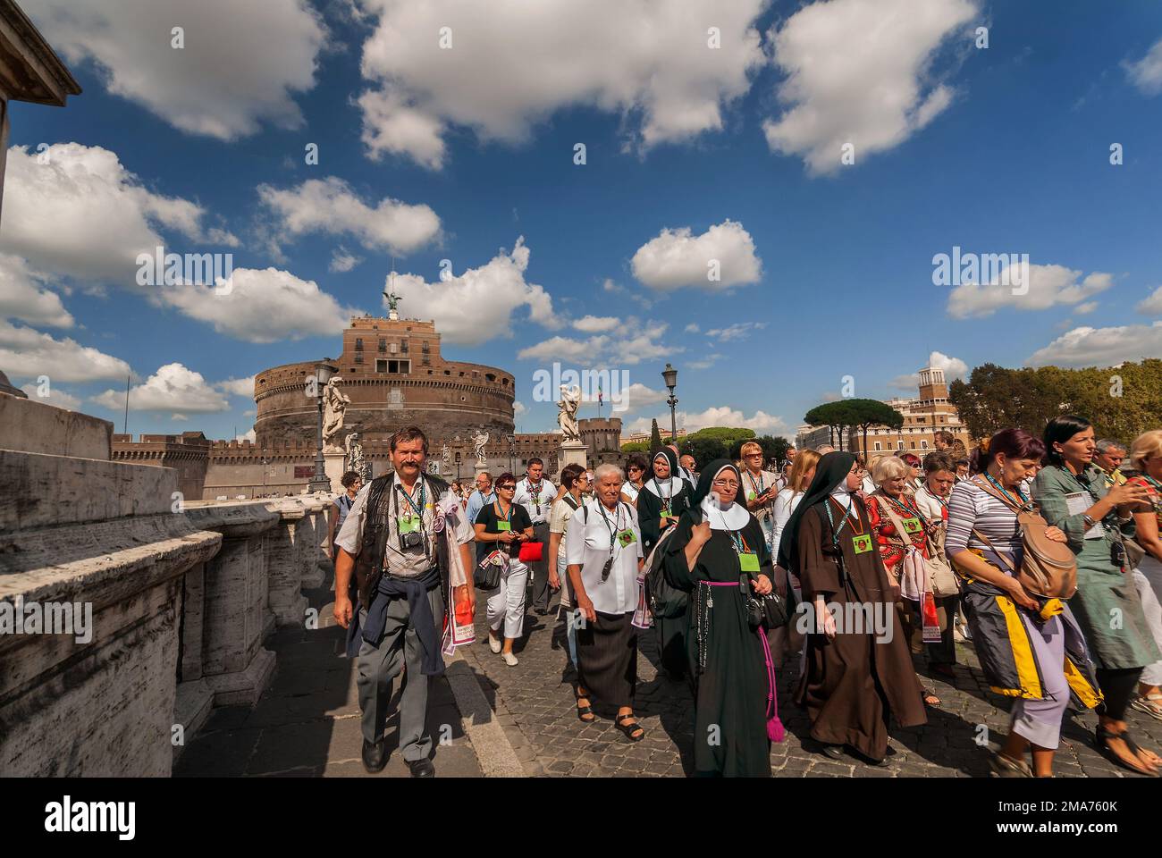 Persone sul Ponte dell'Angelo, di fronte a Castel Sant'Angelo, a Roma, Italia, Europa. Foto Stock