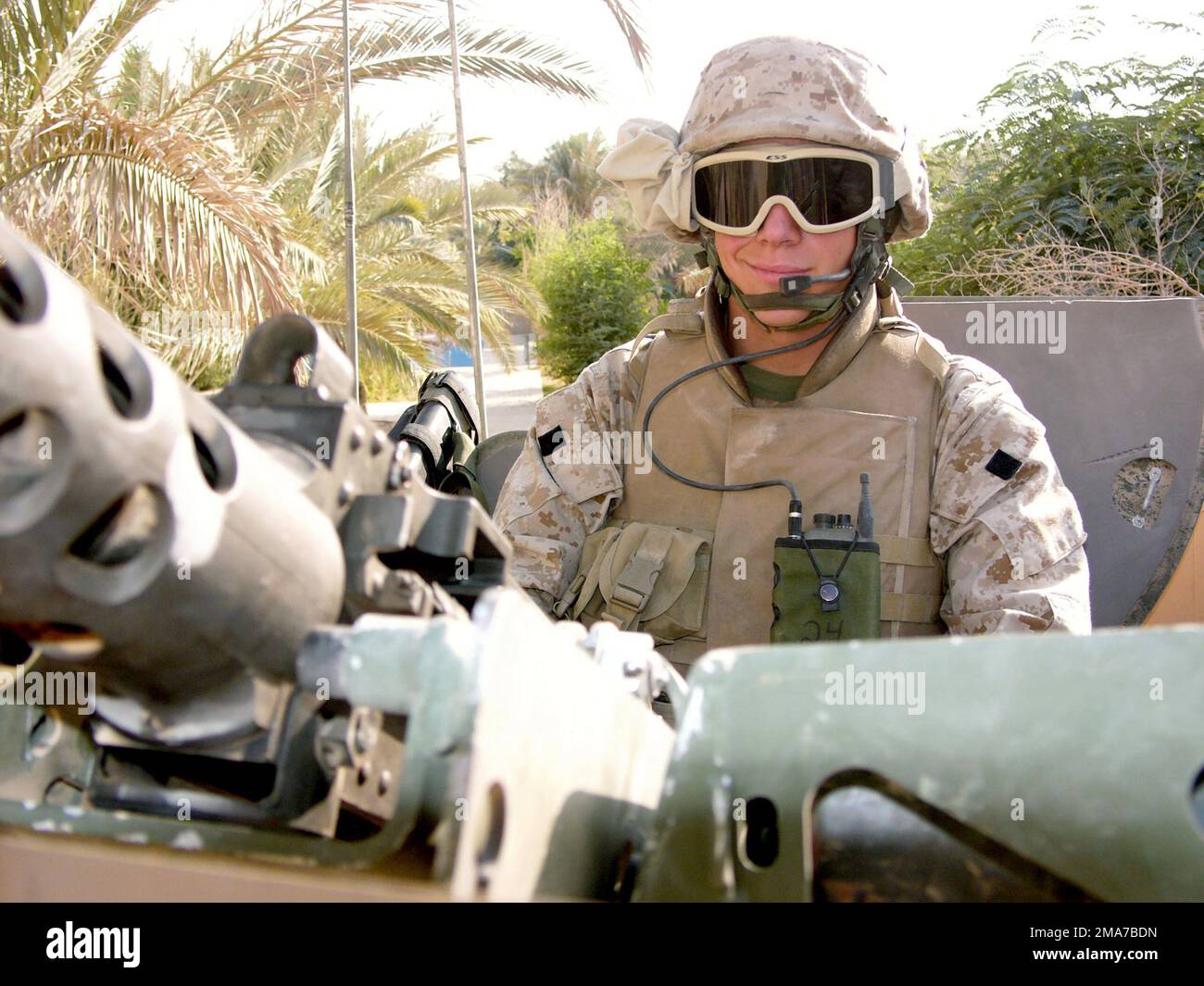 CORPO Marino DEGLI STATI UNITI (USMC) privato prima Classe (PFC) Rogelio Lujan, 2nd Marine Expeditionary Force (MEF), mans il suo calibro Browning M2 0,50 pistola pesante sulla cima di un veicolo a ruote multiuso ad alta mobilità (HMMWV) durante l'operazione IRACHENA LIBERTÀ. Base: Camp Fallujah Stato: Al Anbar Paese: Iraq (IRQ) Foto Stock