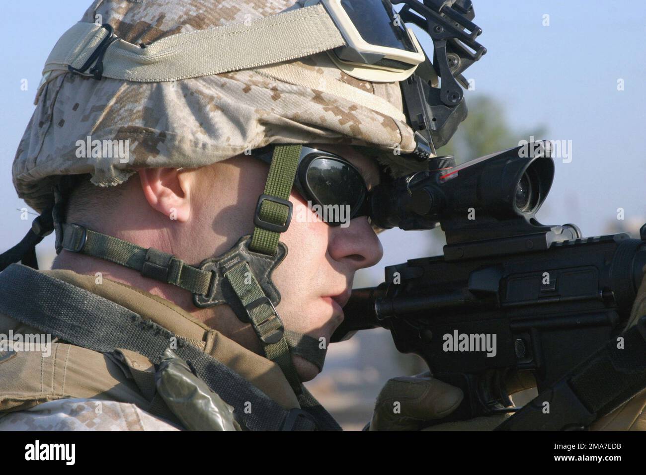 US Marine Corps (USMC) Sergente (SGT) George Little, Red Mobile Assault Platoon, Mobile Assault Company, 2nd Battaglione (BN), 2nd Marine Regiment (MAR REGT), guarda attraverso l'ambito del suo KAC 5,56 mm Modular Weapon System (MWS) SOPMOD (Special Operation Particular Modification) M4 fucile per eventuali attività sospette nella zona, mentre una pattuglia a Kharma, in Iraq, durante l'operazione IRACHENA LIBERTÀ. Base: Al Kharma Stato: Al Anbar Paese: Iraq (IRQ) Foto Stock