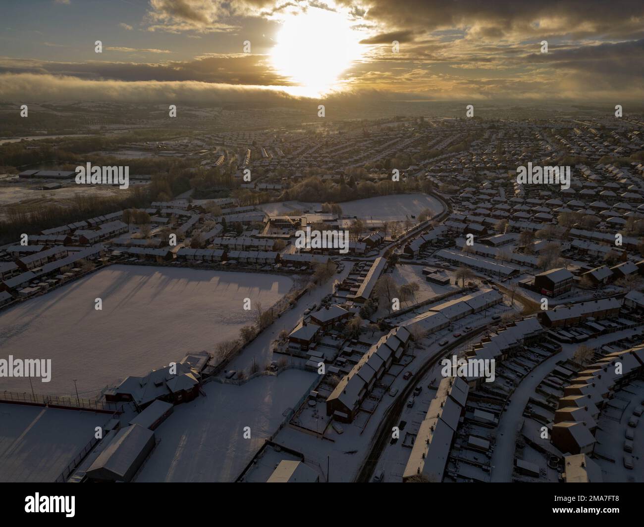 Una scena molto britannica, dall'aria una vista BirdsEye delle case residenziali dopo caduta di neve pesante Inc Cars bloccato Foto Stock