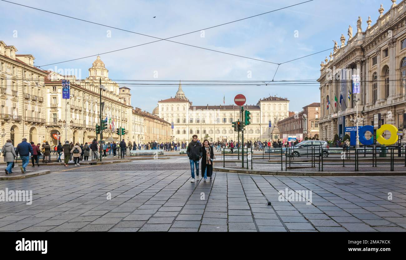Piazza del Castello di Torino con palazzi barocchi. La gente cammina in Piazza del Castello. Centro storico di Torino, Piemonte nel nord Italia, Europa - Foto Stock