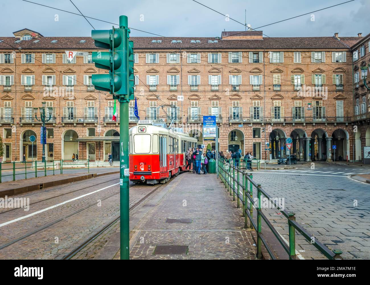 Tram storico in piazza Castello del centro storico di Torino, Piemonte nel nord Italia - Europa Foto Stock