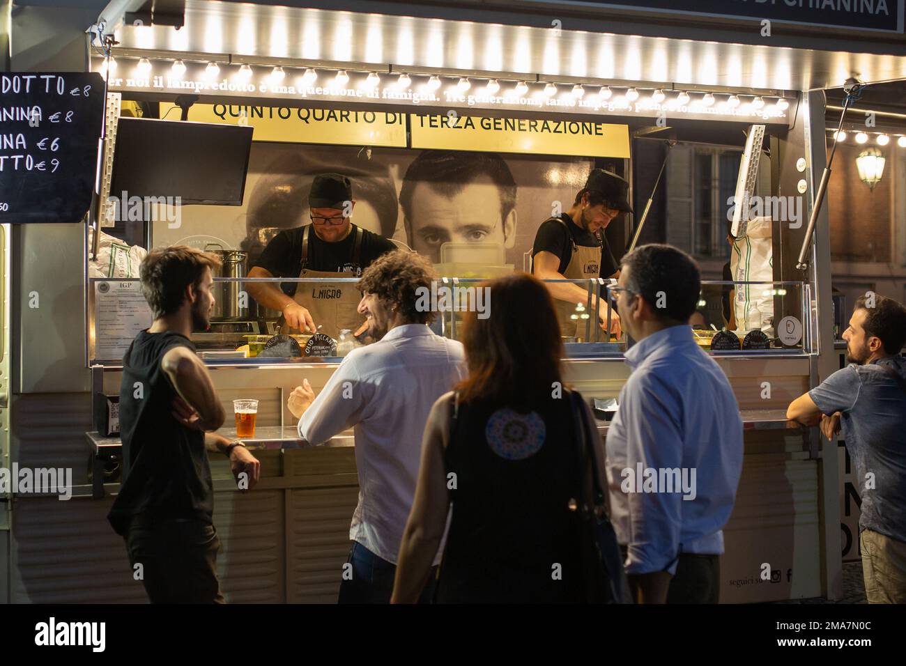 Torino, Italia - 22 settembre 2018: La gente al festival Food Truck a Torino. Foto Stock