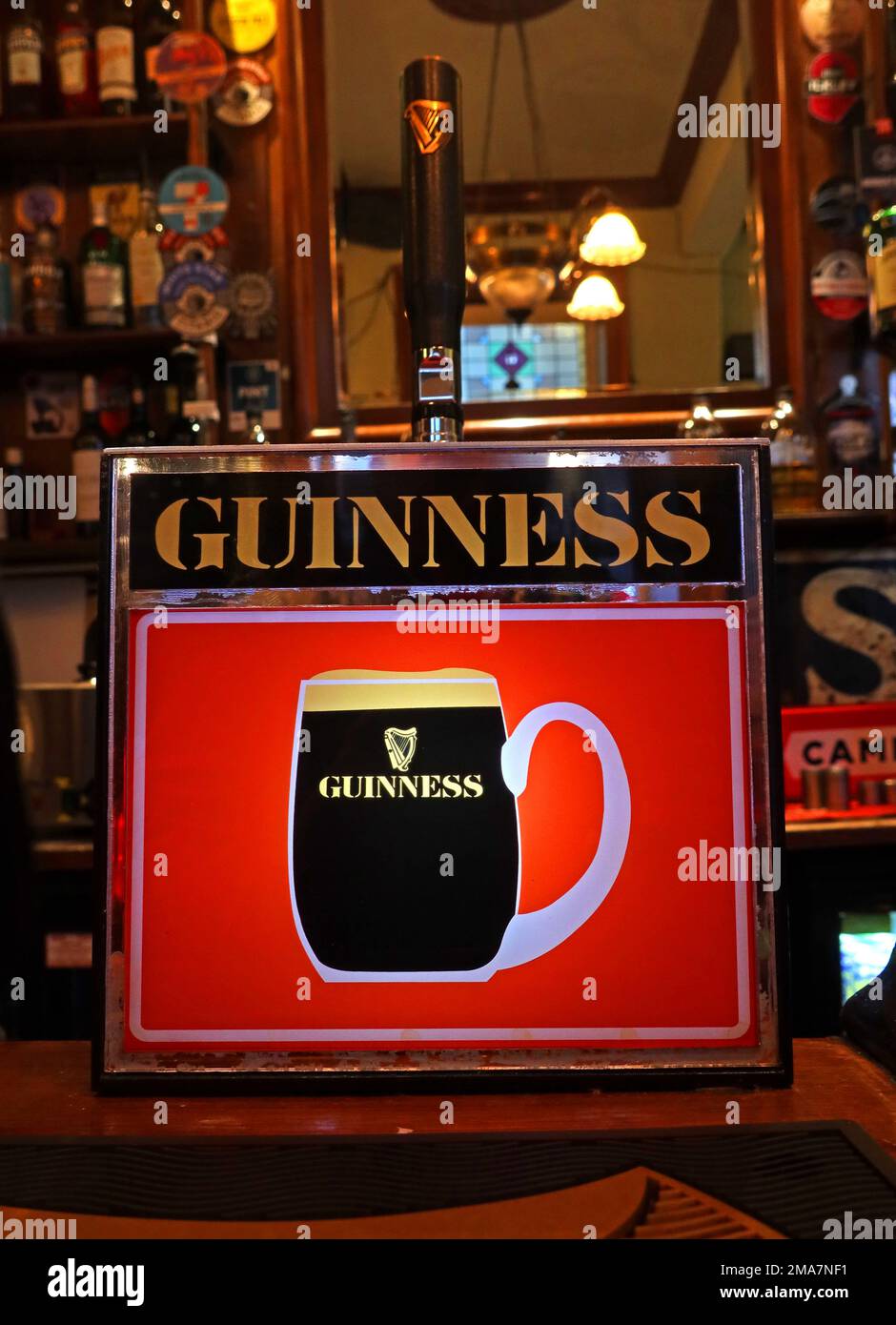 Pompa della vecchia Guinness del 1970s presso il Dispensary, 87 Renshaw St, Liverpool, Merseyside, Inghilterra, REGNO UNITO, L1 2SP Foto Stock