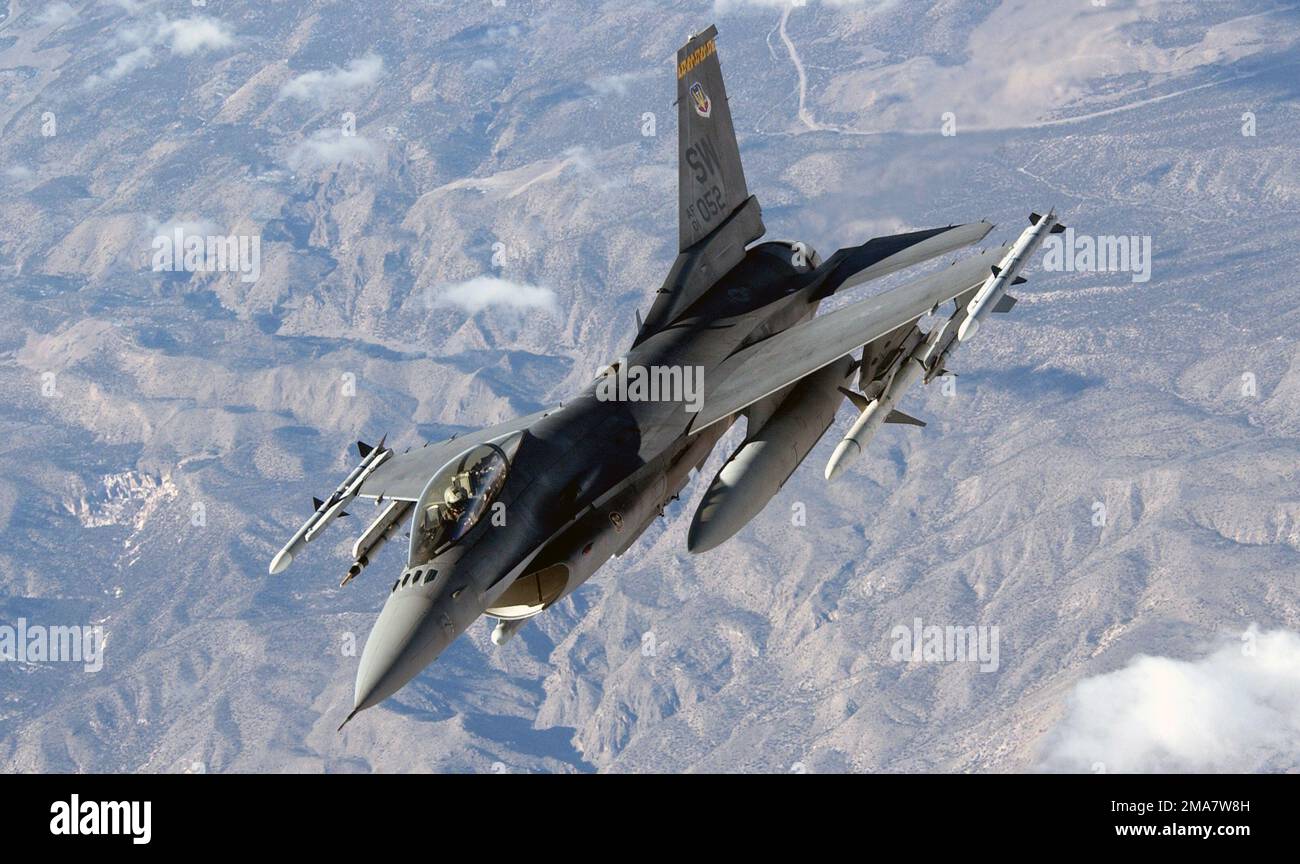 060130-F-6911G-041. [Complete] Scene Caption: Una vista aerea di un F-16 Fighting Falcon Aircraft dalla 20th Fighter Wing, Shaw Air Force base, S.C., mentre si dirige verso il campo di allenamento alla base dell'aeronautica di Nellis, Never., durante l'esercizio Red Flag 06-1 il 30 gennaio 2006. Red Flag, che coinvolge più di 85 aerei che vanno dai bombardieri di spirito B-2 ai Falconi di combattimento F-16, testa le abilità di combattimento della squadra aerea in situazioni di combattimento realistiche. L'aeromobile sarà in missione di volo giorno e notte per il vicino Nevada Test and Training Range, dove simuleranno una guerra aerea. Unità dagli Stati Uniti Esercito, Foto Stock