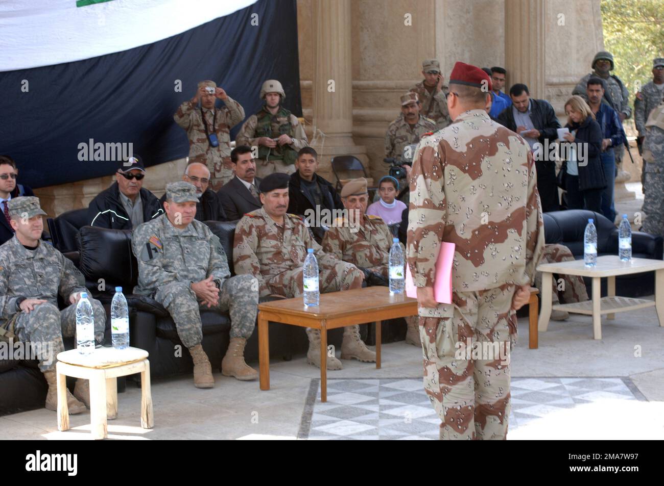 COL. Mohammad Wasif, comandante, 5th Brigata, 6th Divisione Armata irachena, si trova davanti al col. Michael Beach, comandante, 4th squadra di combattimento Brigade, 4th Fanteria, MAJ. Gen. J.D. Thurman, generale comandante, Divisione Multi-Nazionale - Baghdad, MAJ. Gen Mubdar Hatim Hazya al-Duleimi, insieme ad altri dignitari prima di pronunciare il suo discorso durante la cerimonia del trasferimento di autorità della Forward Operating base (FOB) il 31 gennaio 2006. Questa cerimonia fa parte del trasferimento complessivo dell'Iraq al controllo delle forze di sicurezza irachene come parte dell'operazione irachena Freedom. Credito USA Foto dell'esercito: SFC David D. Isa Foto Stock