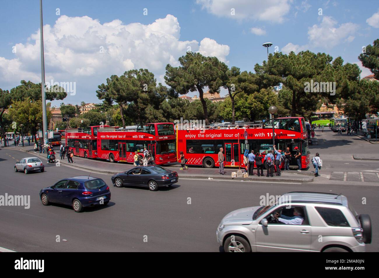 Tour in autobus della città di Roma con passeggeri Foto Stock