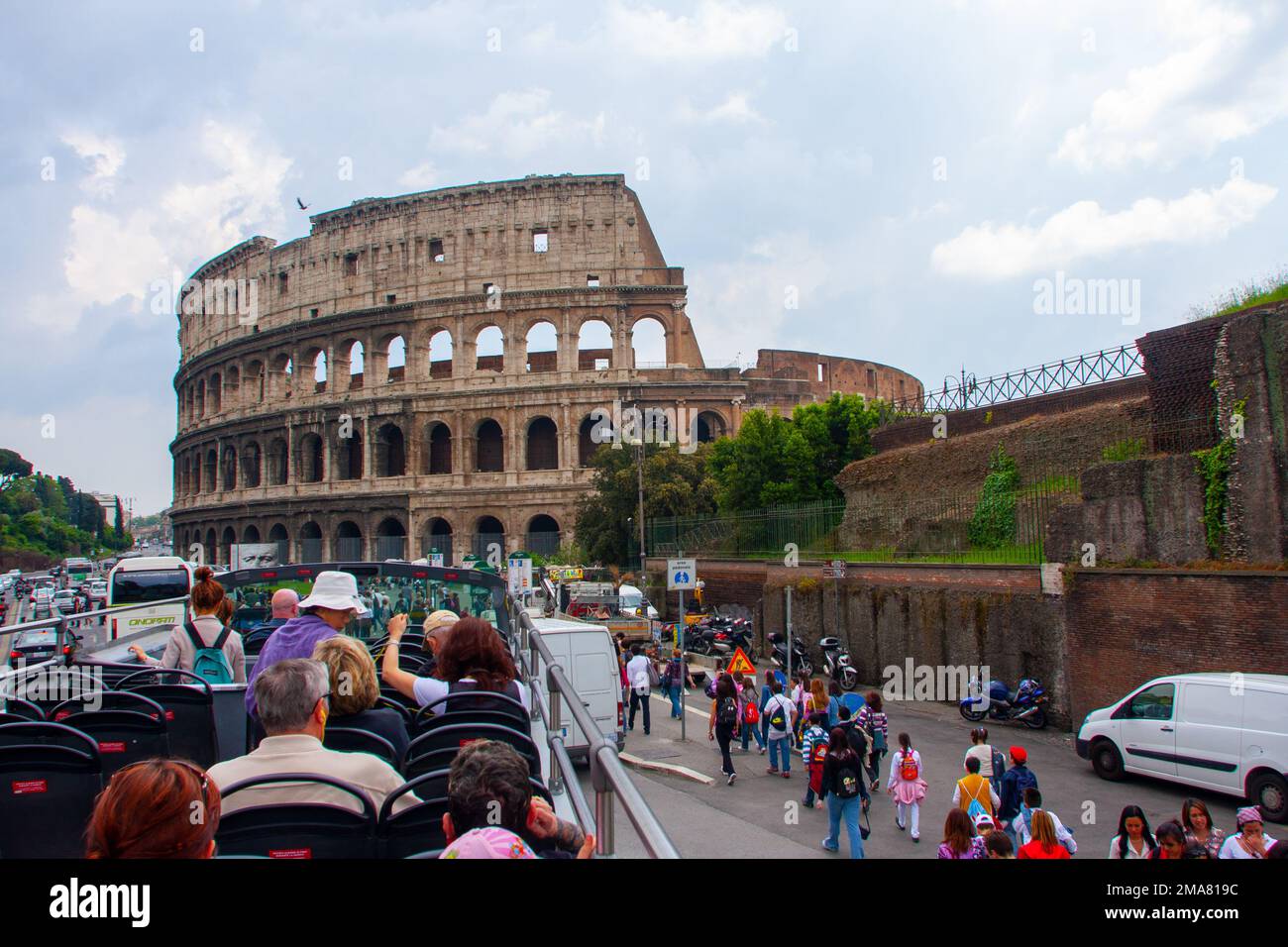 Tour in autobus della città di Roma con passeggeri al Colosseo a Roma Foto Stock