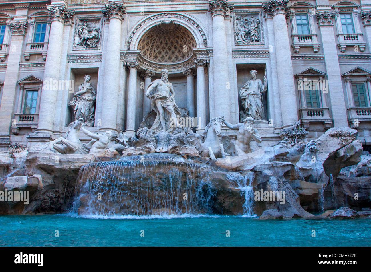 Fontana di Trevi. La costruzione iniziò nel periodo dell'Antica Roma e fu completata nel 1762 da un progetto di Nicola Salvi. Roma Italia Foto Stock
