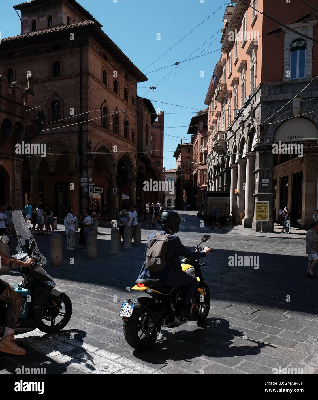 Le motociclette aspettano al bivio di Piazza della Mercanzia a Bologna Nord Italia. Foto Stock