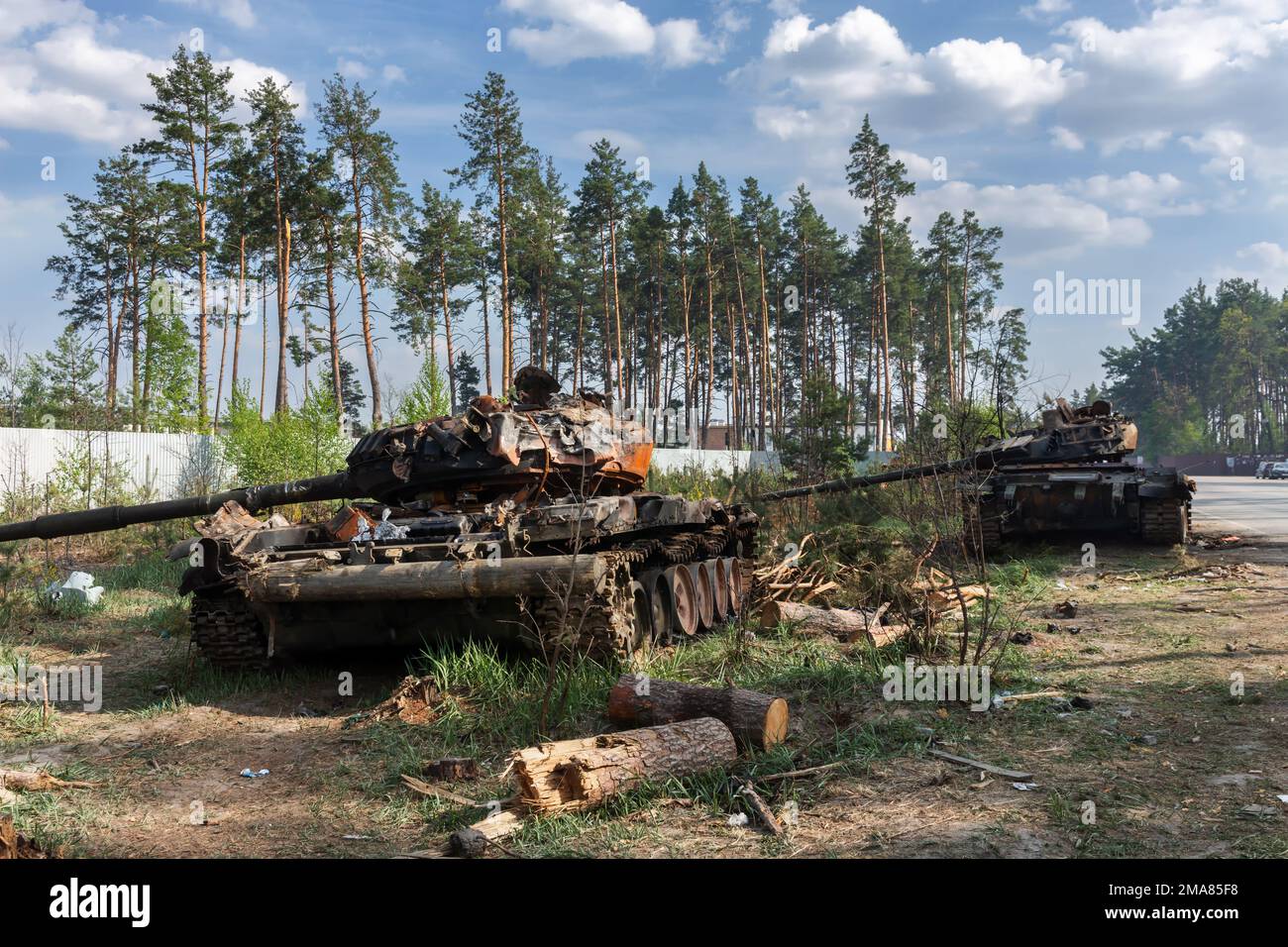 BUCHA, UCRAINA 12.05.2022 Irpin, Bucha. Atrocità dell'esercito russo nei sobborghi di Kyiv. Il carro armato russo è stato abbattuto dall'esercito ucraino. Foto Stock