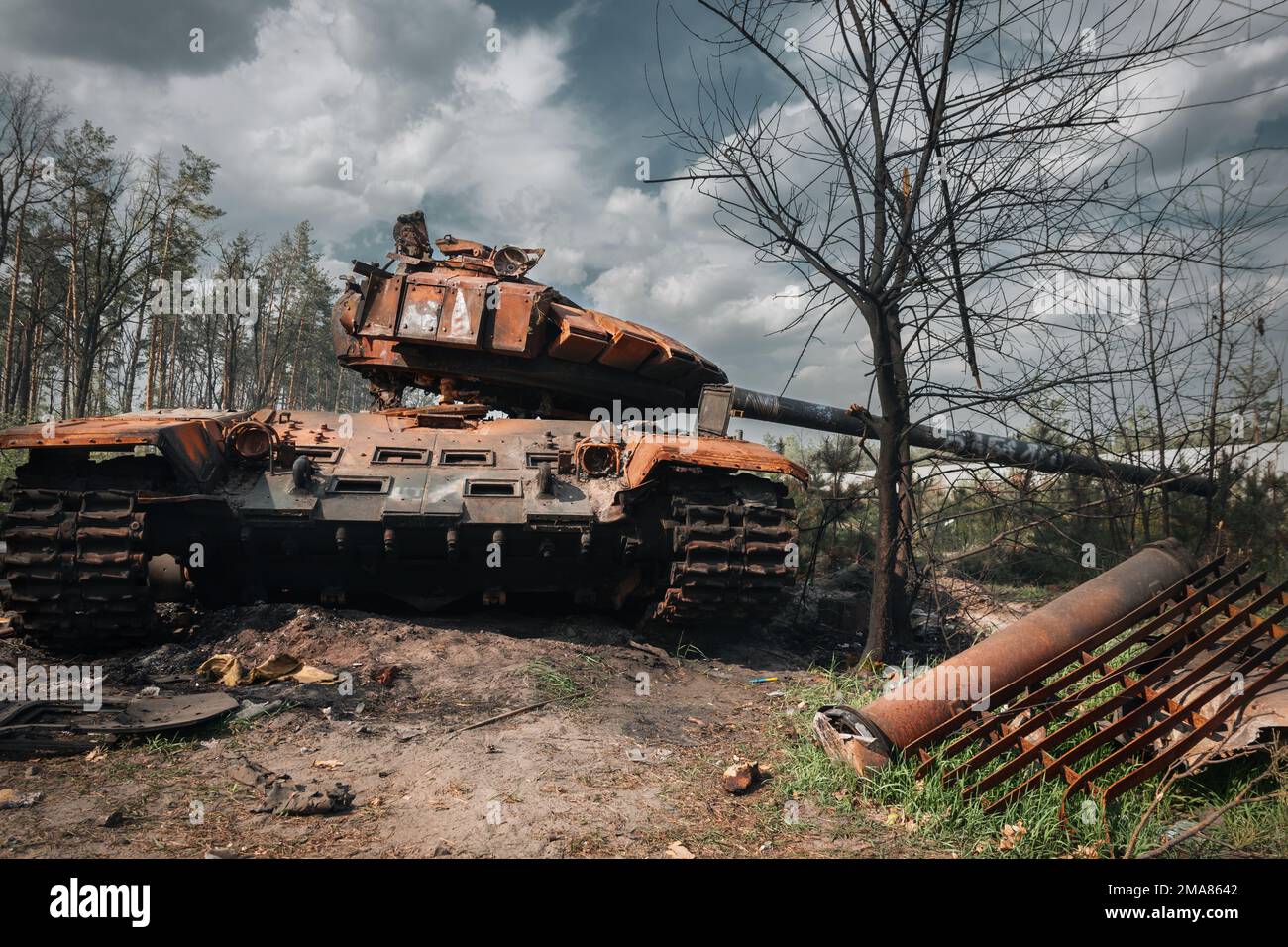 BUCHA, UCRAINA 12.05.2022 Irpin, Bucha. Atrocità dell'esercito russo nei sobborghi di Kyiv. Il carro armato russo è stato abbattuto dall'esercito ucraino. Foto Stock