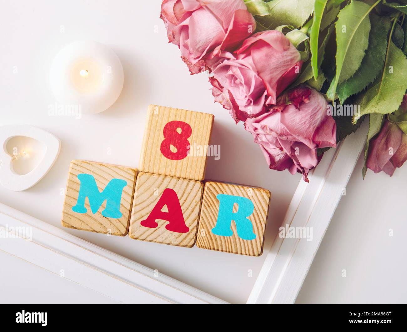 Calendario Internazionale della Festa della Donna sfondo biglietto d'auguri. Con cuore di legno, fiori di fiori di colore pastello e testo 8 marzo. Foto Stock