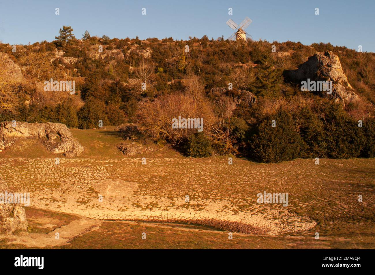 Un tradizionale 'lavogne', abbeveratoio di pecore, vicino a la Couvertoirade sulla Causse du Larzac, Francia Foto Stock