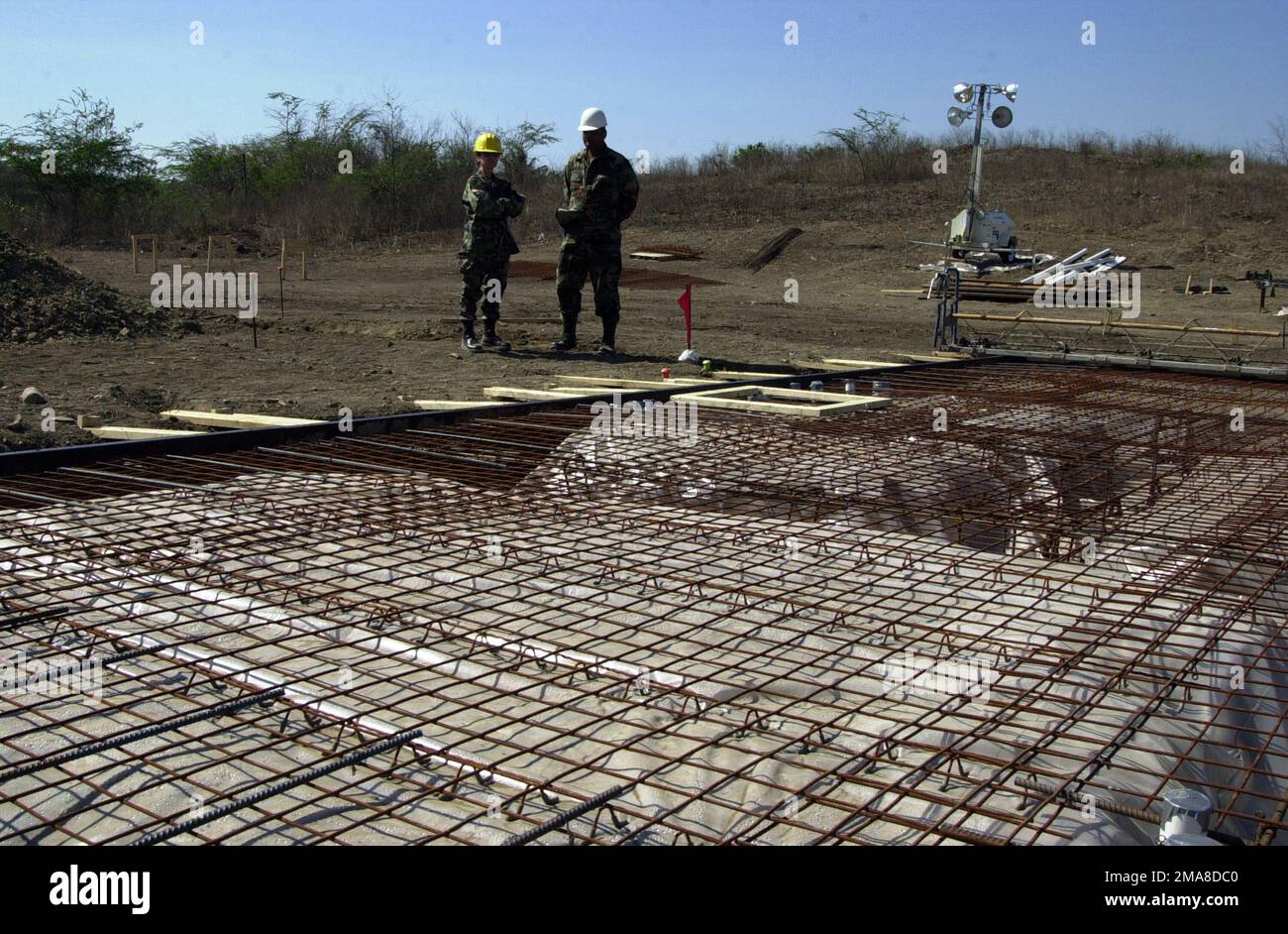 060321-A-9157N-057. [Complete] Scene Caption: USA Army col Julie Hernandez, Stati Uniti Army South Information Operation Officer, parla con 1Lt Samuel Figueroa, Construction OIC di Un'azienda 130th Engineer Battaglione, Porto Rico Army National Guard, sull'impatto nella comunità locale con la costruzione di una clinica a Los Robles, Repubblica Dominicana durante New Horizon 2006 il 21 marzo 2006. New Horizons 06 è un progetto di assistenza umanitaria che si terrà a Barahona, Repubblica Dominicana, che andrà a beneficio delle città rurali e della popolazione con la costruzione di 4 cliniche e cure mediche di base. NH06 IS Foto Stock