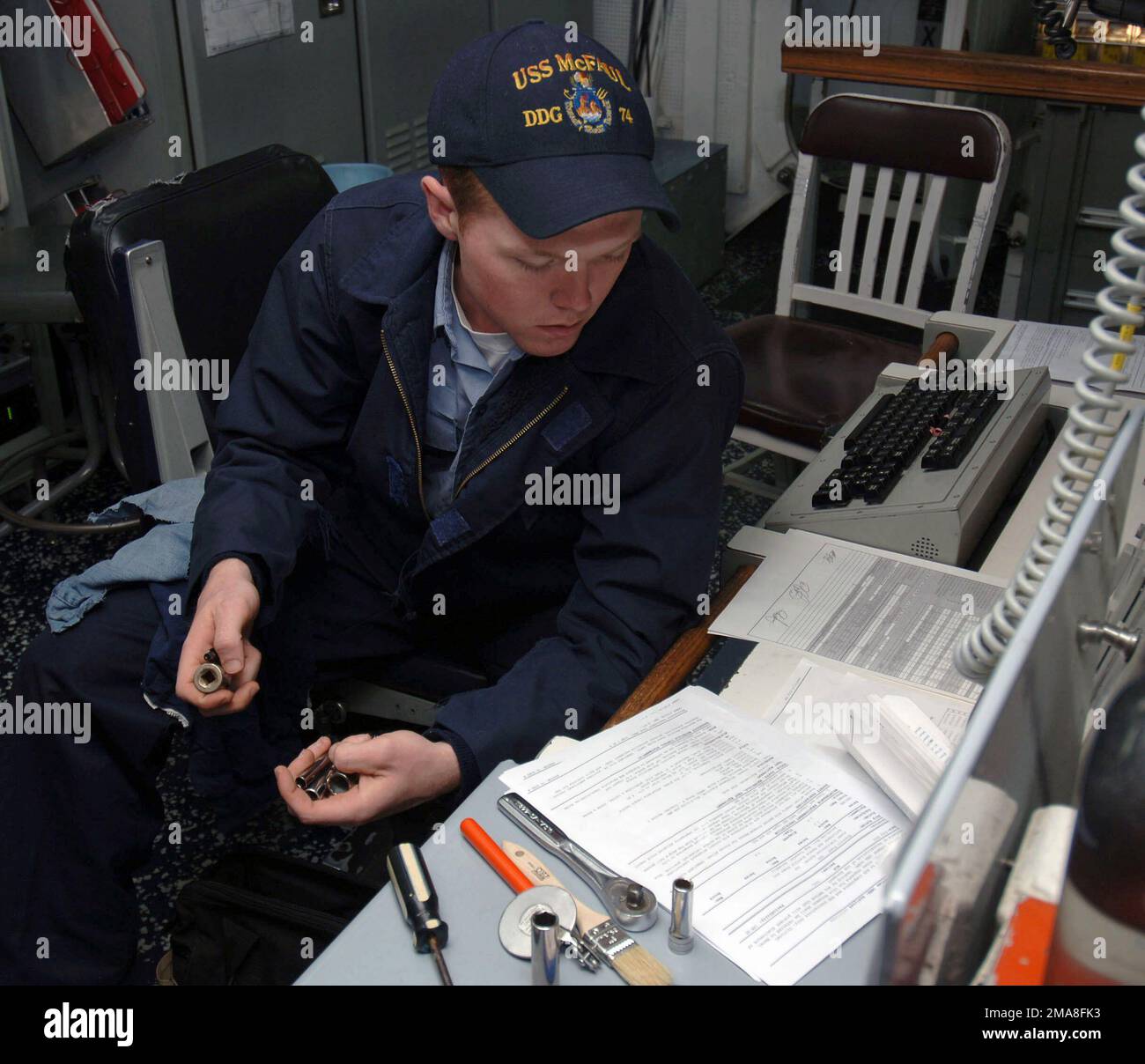 060323-N-7092S-036. Base: Norfolk Stato: Virginia (VA) Paese: Stati Uniti d'America (USA) Scene Major Command mostrato: USS McFaul (DDG 74) Foto Stock