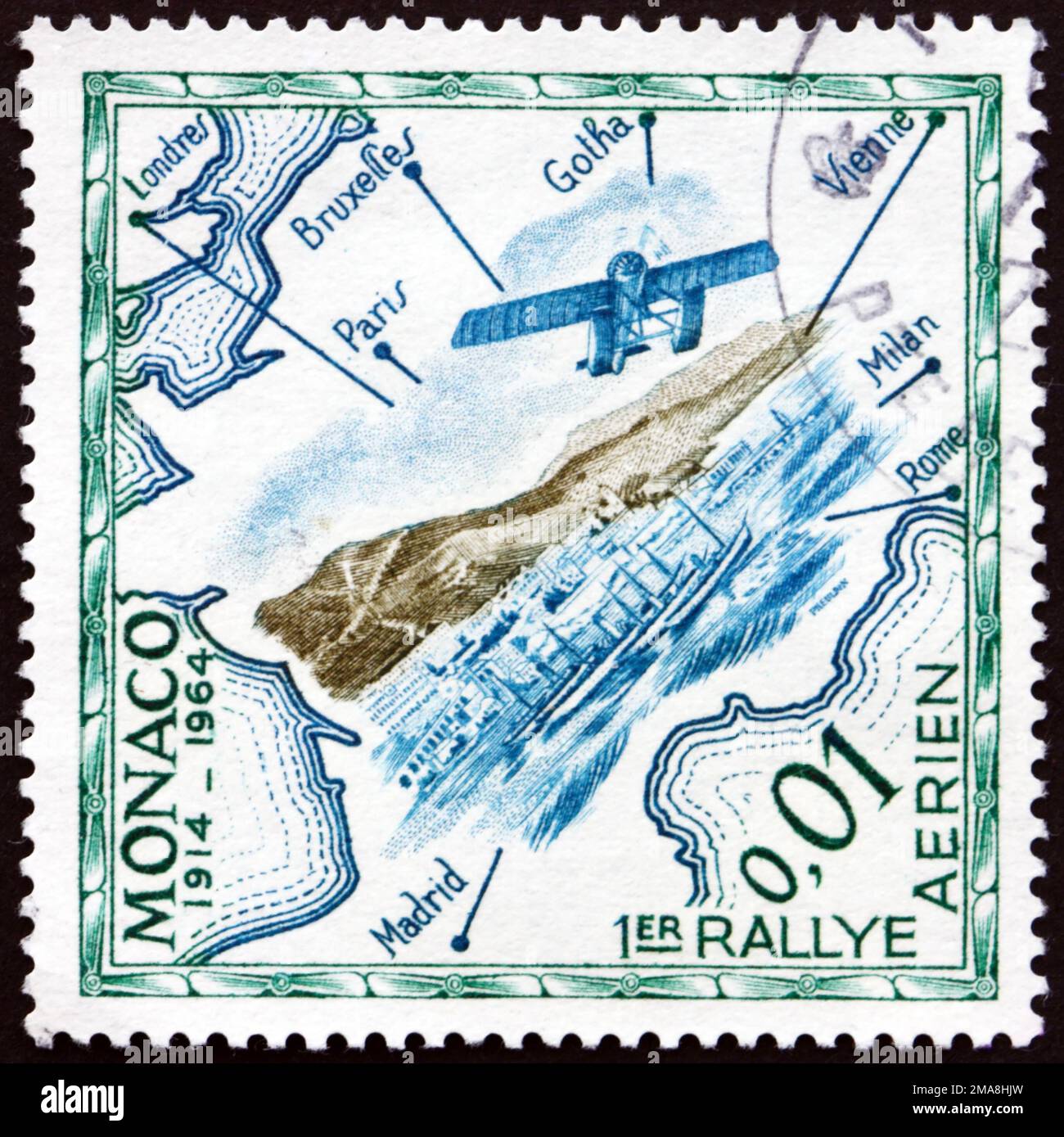 MONACO - CIRCA 1964 un francobollo stampato a Monaco mostra il design della cartolina 1914 Rally, 50th° anniversario del 1st° rally aereo di Monte Carlo, circa Foto Stock