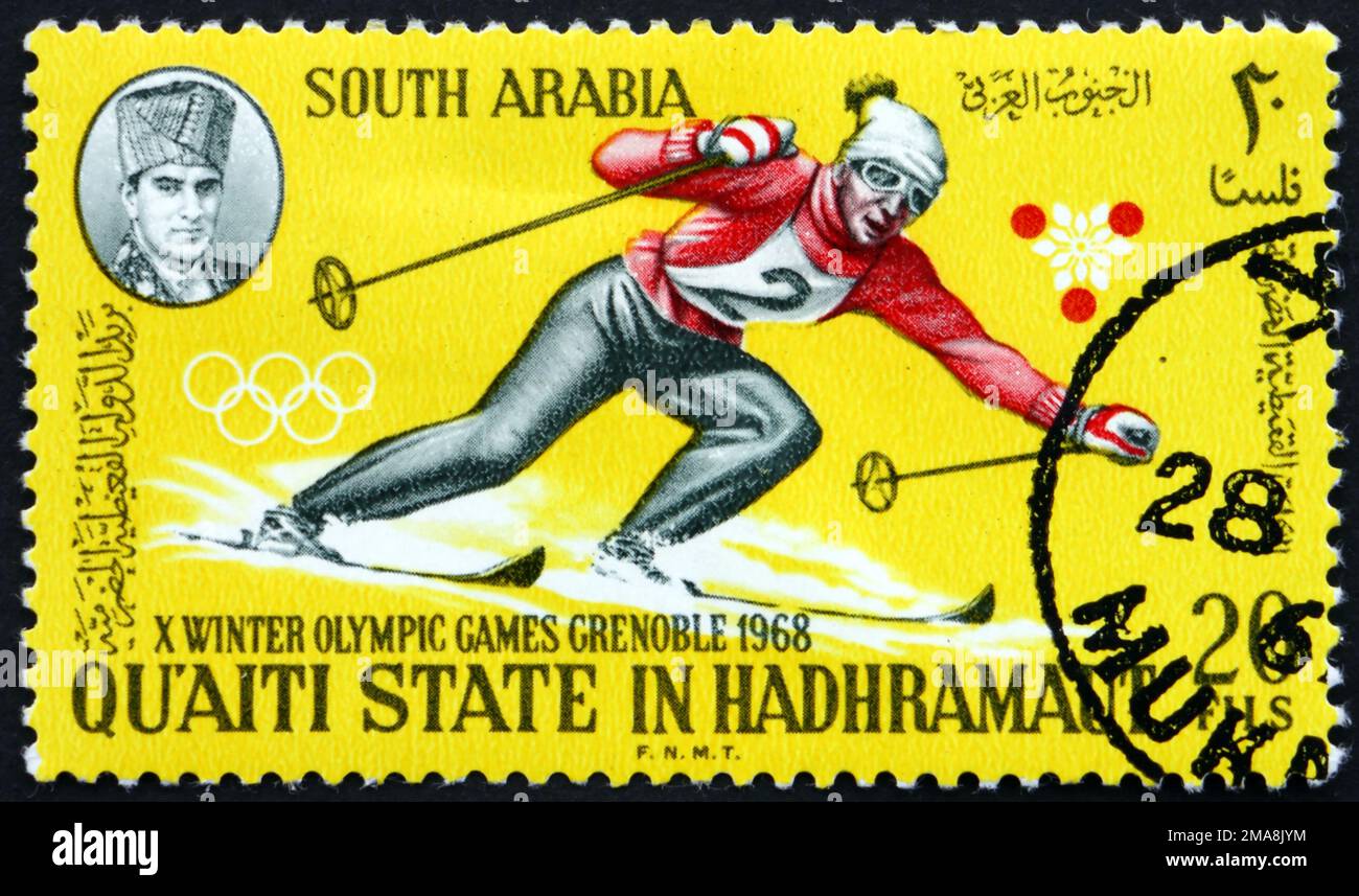YEMEN DEL SUD - CIRCA 1967: Un francobollo stampato nel Sud Yemen Quaiti Stato in Hadhramaut mostra sci alpino, 1968 Olimpiadi invernali, circa 1967 Foto Stock