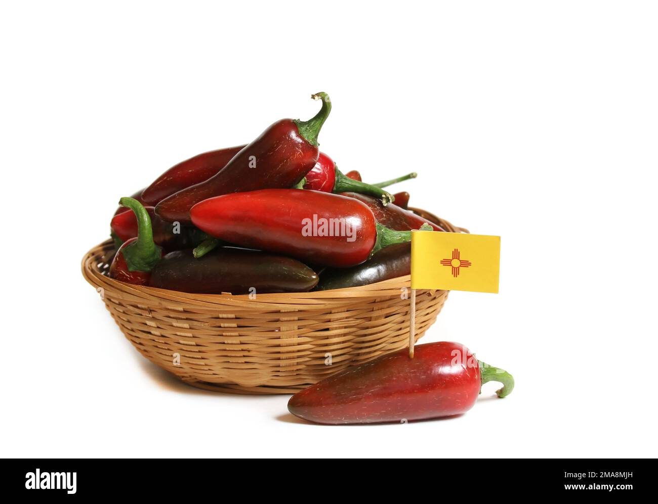 Peperoni rossi di Jalapeno con bandiera del New Mexico isolati su bianco Foto Stock