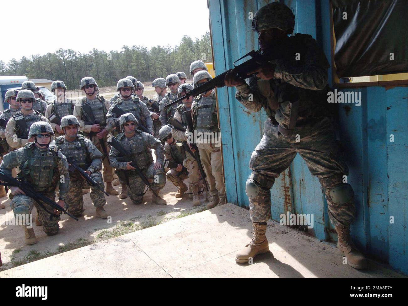 060405-N-4097B-003. Base: Fort Jackson Stato: South Carolina (SC) Paese: Stati Uniti d'America (USA) Scene Major Command mostrato: Task Force Marshall Foto Stock