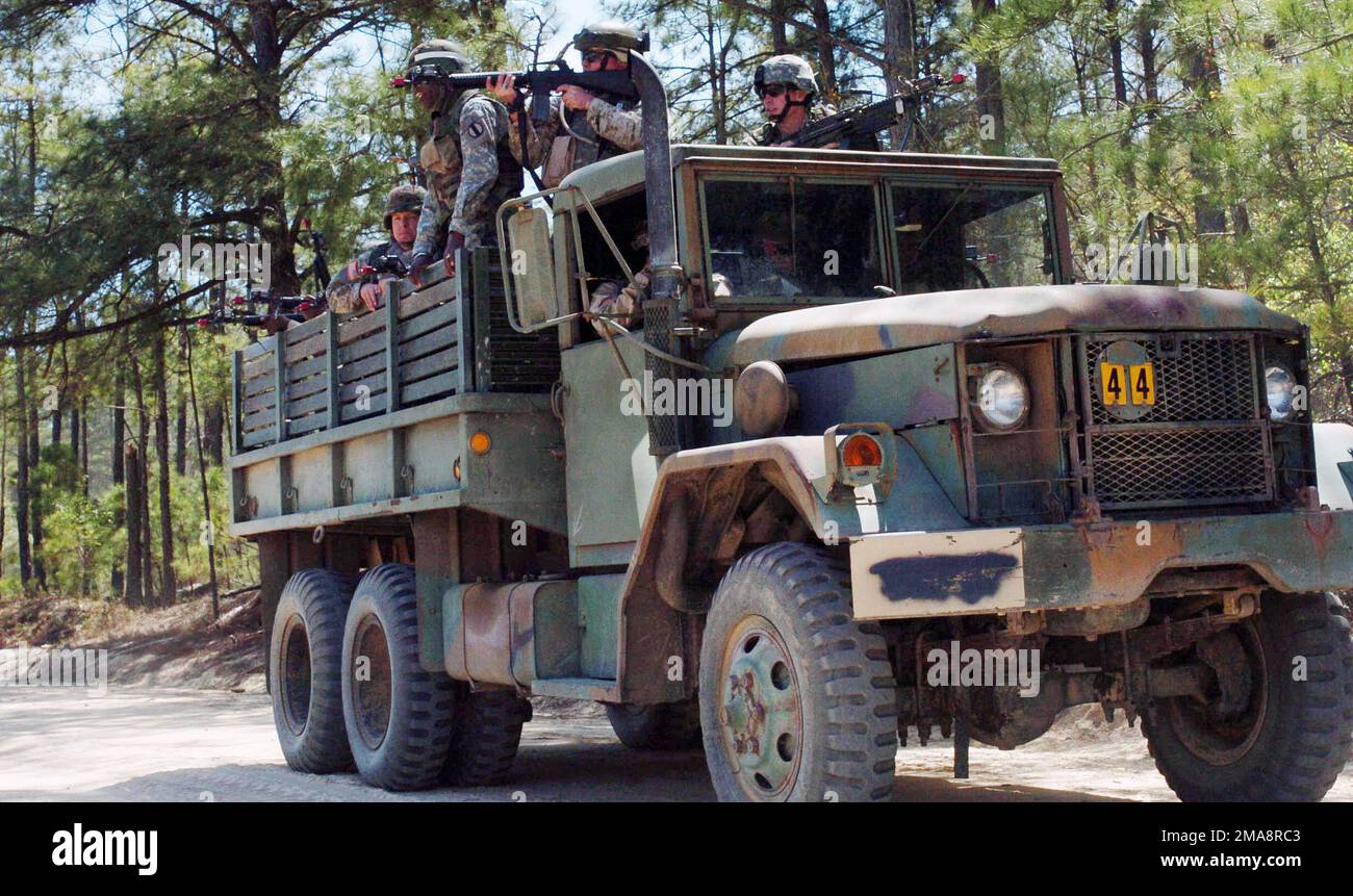 060405-N-4097B-014. Base: Fort Jackson Stato: South Carolina (SC) Paese: Stati Uniti d'America (USA) Scene Major Command mostrato: Task Force Marshall Foto Stock