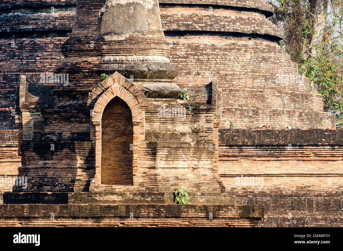 Un primo piano di un vecchio stupa al Wat Chana a Songkhram, Thailandia Foto Stock