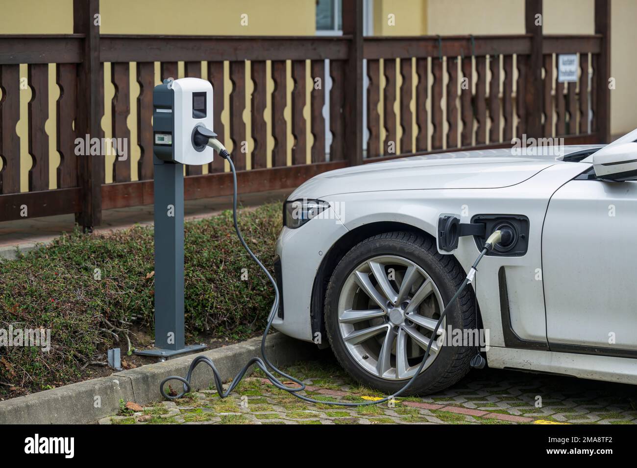 Un'auto in una stazione di ricarica Foto Stock