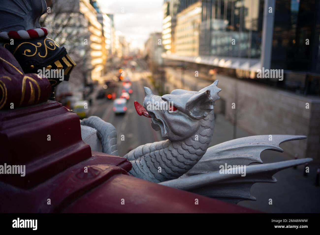 Silver griffin/drago onViadotto di Holborn, il primo flyover, è stato aperto dalla regina Victoria in 1869. Foto Stock