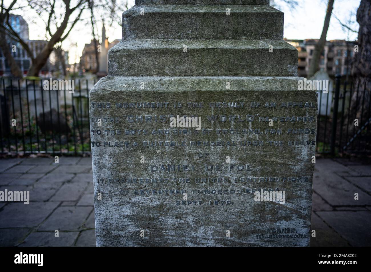 Memoriale a Daniel Defoe, autore di Robinson Crusoe, a Bunhill Fields, un ex luogo di sepoltura per non conformisti a Islington, Londra Foto Stock