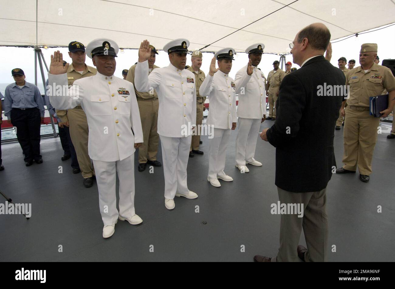 060419-N-2568S-099. Base: USS Emory S. Land (AS 39) Foto Stock