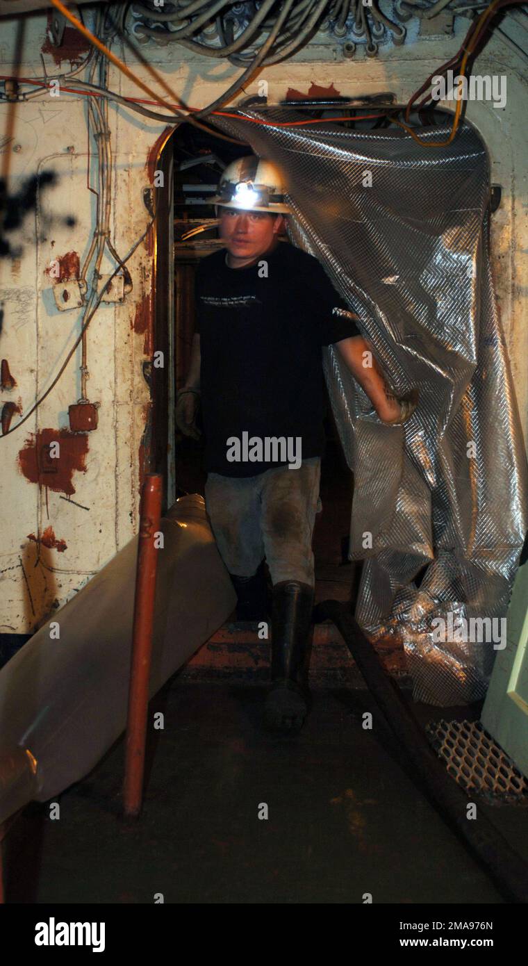 060419-N-4097B-004. [Complete] Scene Caption: A bordo della US Navy (USN) Intrepid Class Aircraft Carrier USS ORISKANY (CV 34), Richard Moorehead III, dipendente del Resolve Marine Group, Si prepara a pompare acqua fuori dai compartimenti in modo che siano asciutti per i tecnici di bombardamento per posizionare gli esplosivi mentre il vettore subisce i preparativi finali per il suo affondamento programmato, mentre ormeggiato al molo della Naval Air Station (NAS) Pensacola, Florida (FL). L'ORISKANY sarà trainato 22 miglia a sud di Pensacola in circa 212-ft. di acqua dove diventerà la più grande nave mai in Foto Stock