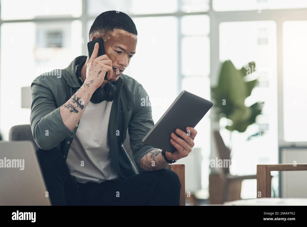 Il successo è ciò che ispirate gli altri a fare. un giovane uomo d'affari in una telefonata in un ufficio moderno. Foto Stock