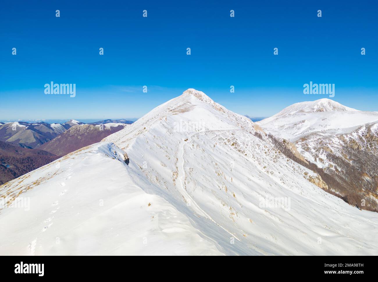 Rieti (Italia) - la cima del Monte di Cambio, a fianco di Terminillo, durante l'inverno con la neve. Più di 2000 metri, nei Monti Reatini, Appennini. Foto Stock