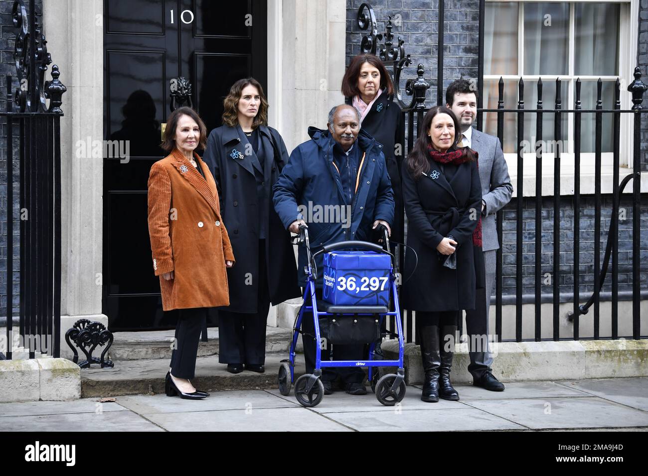 (Da sinistra a destra) Dame Arlene Phillips, Vicky McClure, Ananga Moonesinghe, Kate Lee, Chief Executive of Alzheimer's Society, Debbie Abrahams MP e Elliot Colburn MP che si battono contro le persone che muoiono di freddo, consegnano una lettera di petizione al 10 Downing Street, Londra, chiedendo un'azione immediata per porre fine alle morti causate dal freddo. Data immagine: Giovedì 19 gennaio 2023. Foto Stock