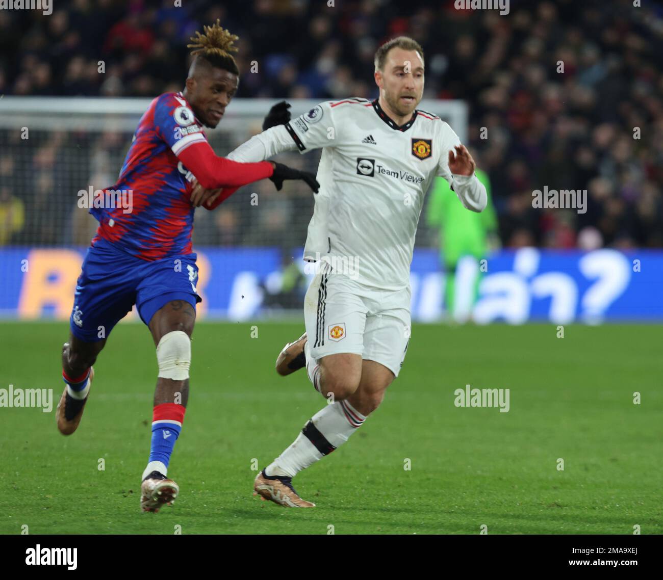 Londra INGHILTERRA - Gennaio 18: L-R Crystal Palace's Wilfried Zaha Tussle con Christian Eriksen del Manchester United durante il calcio della Premier League inglese Foto Stock