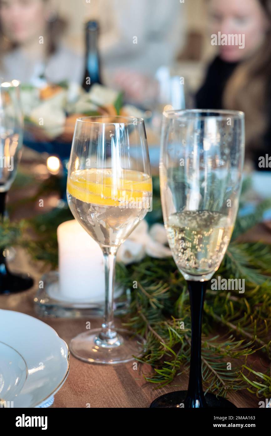 Due bicchieri con alcol sul tavolo di Capodanno. bicchiere di champagne e cocktail al limone in un bicchiere Foto Stock