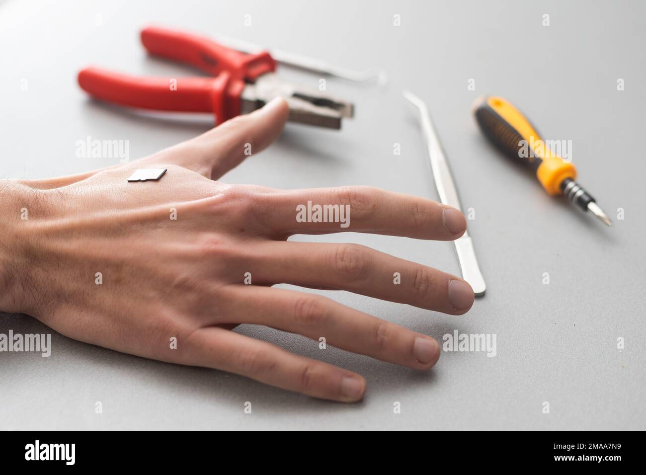 Microchip Bionic all'interno del corpo umano - tecnologia del futuro e concetto di cibernetica. Foto Stock