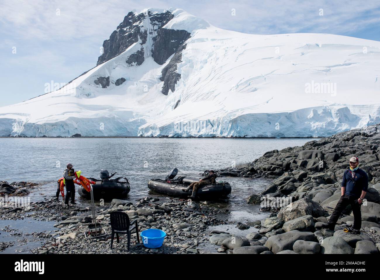 Le guide turistiche Antartiche attendono il ritorno dei turisti che hanno messo a terra a Palava Point penisola Antartica Foto Stock