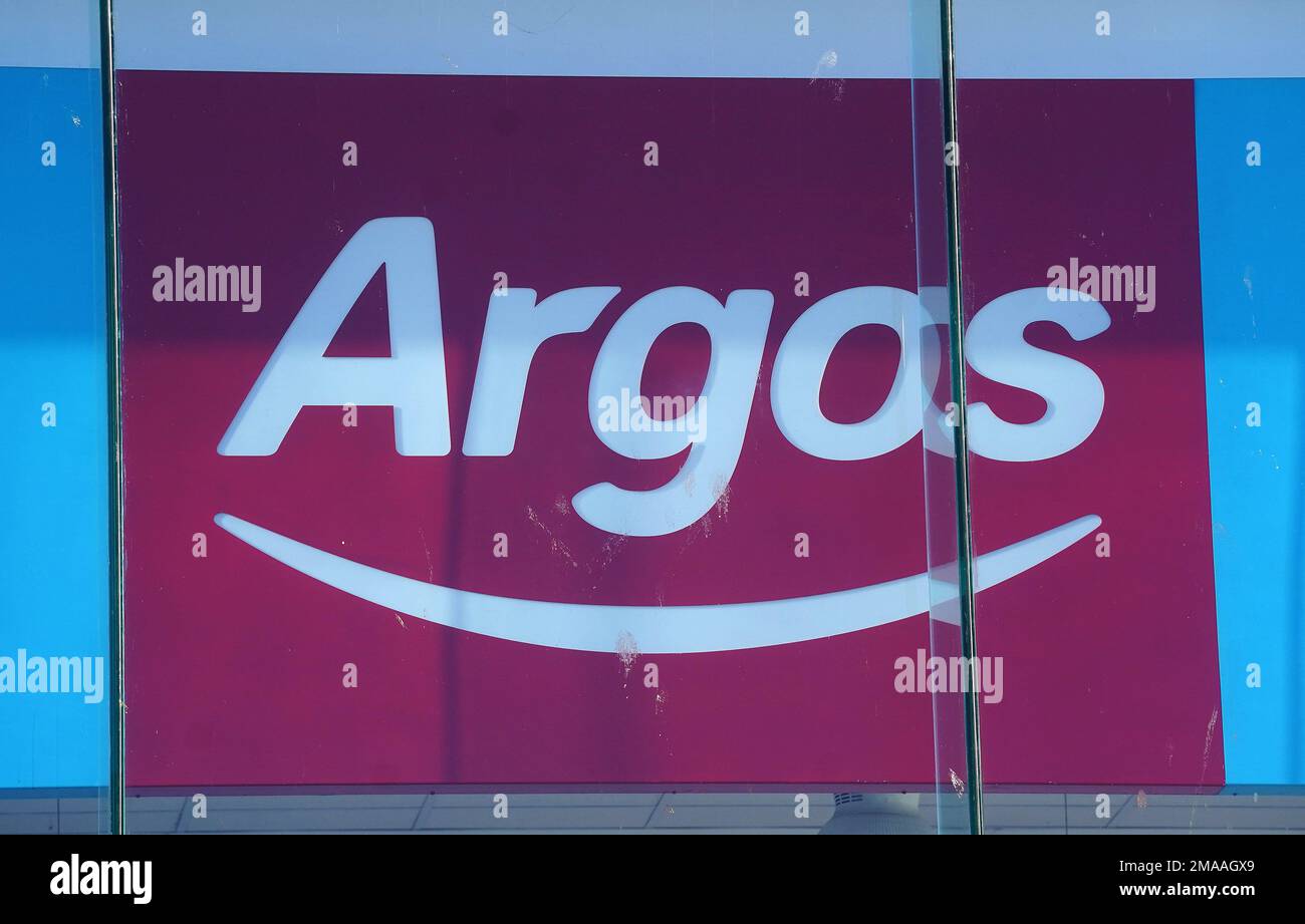 Un cartello nella finestra di un negozio Argos a Santry, Dublino. Argos ha annunciato piani per chiudere tutti i suoi negozi nella Repubblica d'Irlanda entro questa estate, una mossa che vedrà centinaia di posti di lavoro assestati. Data immagine: Giovedì 19 gennaio 2023. Foto Stock
