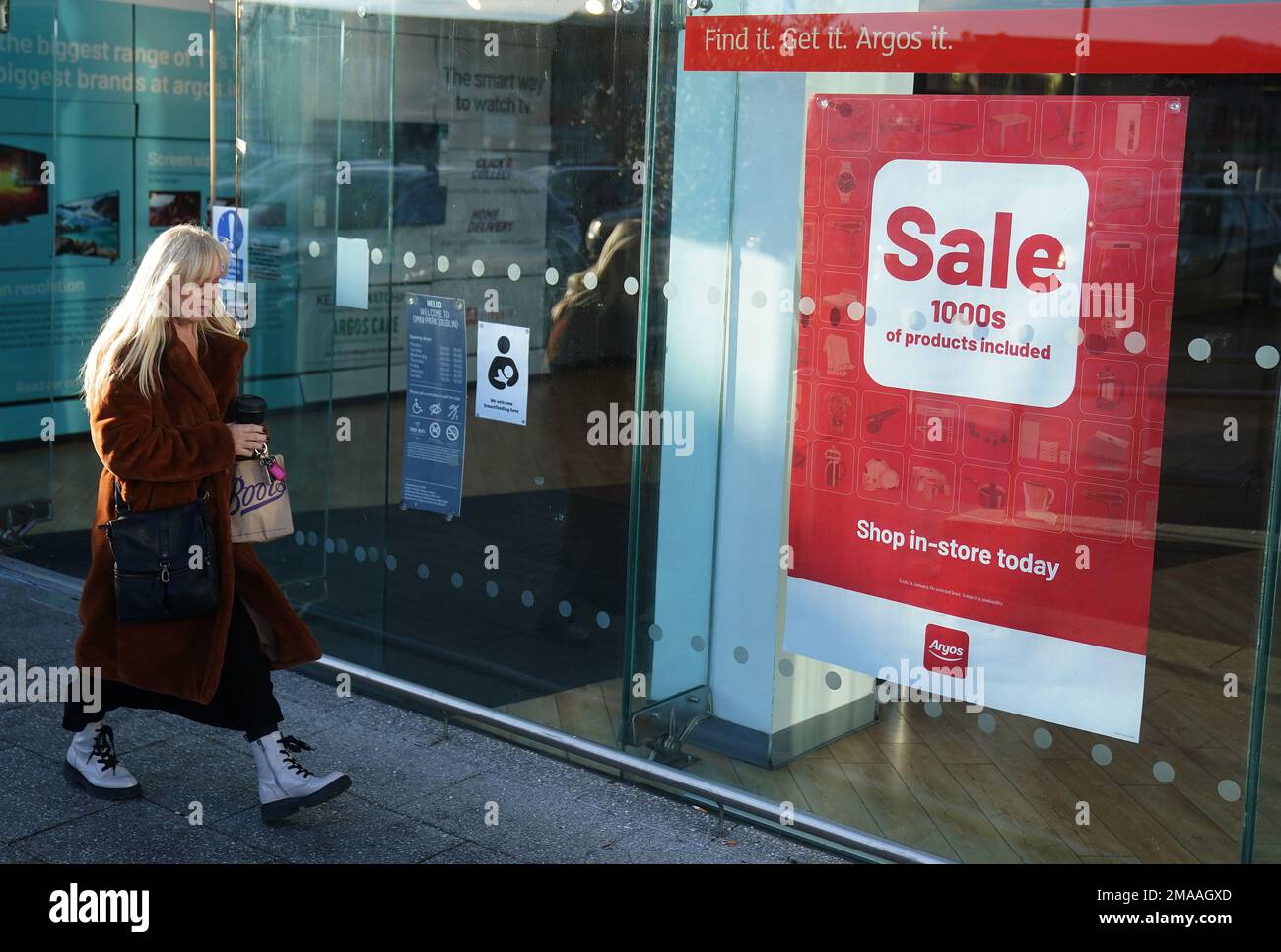 Un cartello di vendita nella finestra di un negozio Argos a Santry, Dublino. Argos ha annunciato piani per chiudere tutti i suoi negozi nella Repubblica d'Irlanda entro questa estate, una mossa che vedrà centinaia di posti di lavoro assestati. Data immagine: Giovedì 19 gennaio 2023. Foto Stock
