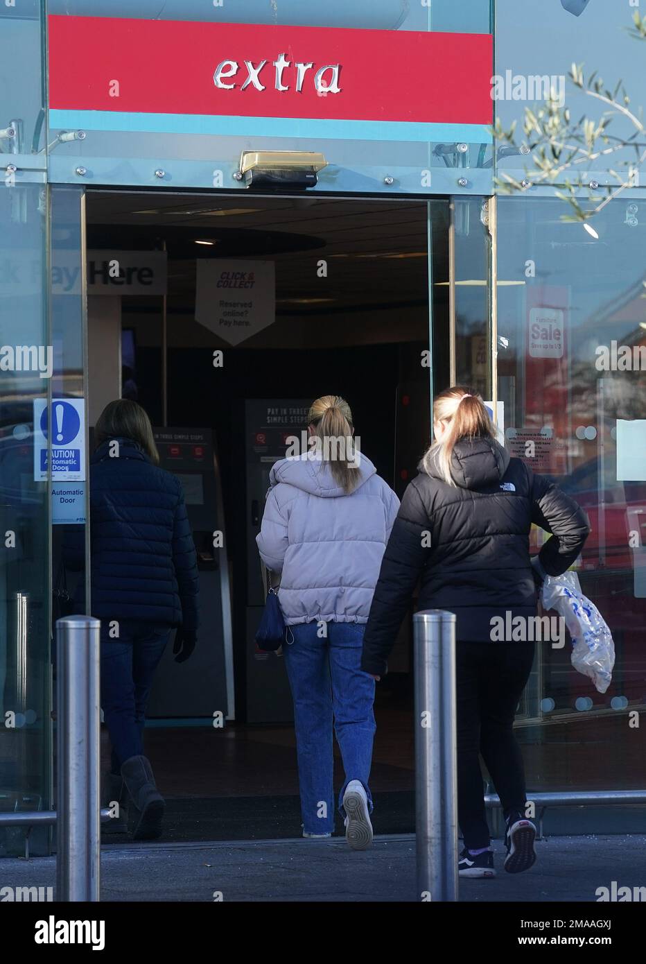 Le persone entrano in un negozio Argos a Santry, Dublino. Argos ha annunciato piani per chiudere tutti i suoi negozi nella Repubblica d'Irlanda entro questa estate, una mossa che vedrà centinaia di posti di lavoro assestati. Data immagine: Giovedì 19 gennaio 2023. Foto Stock
